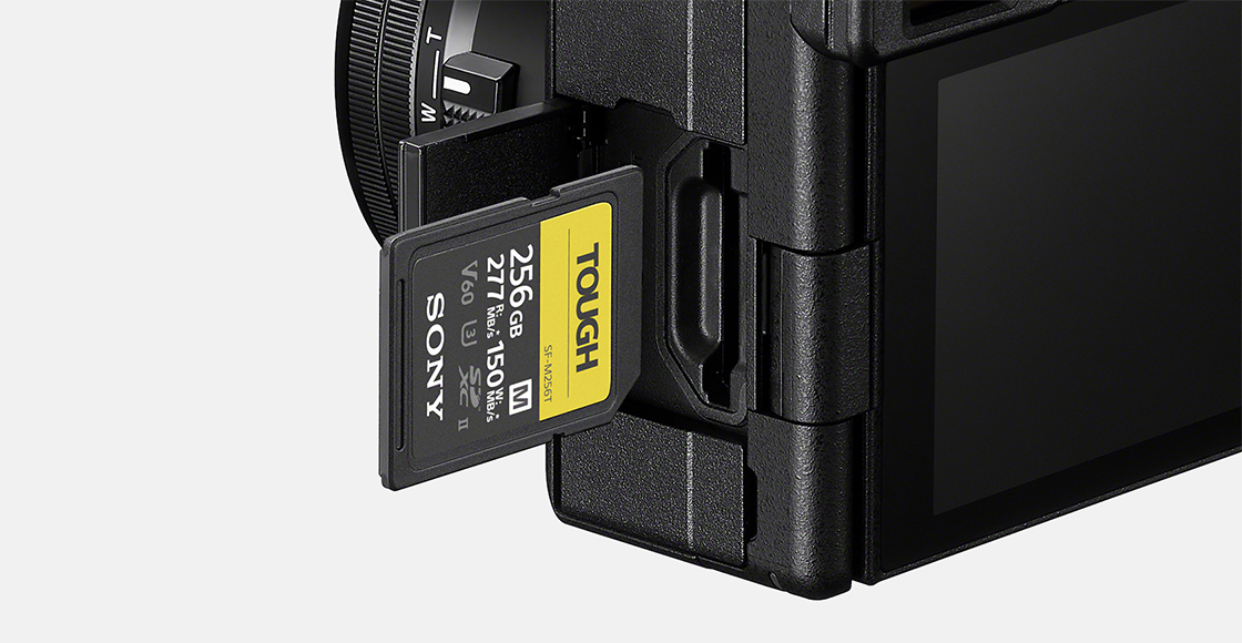 Kortelės lizdo su SD atminties kortele vaizdas