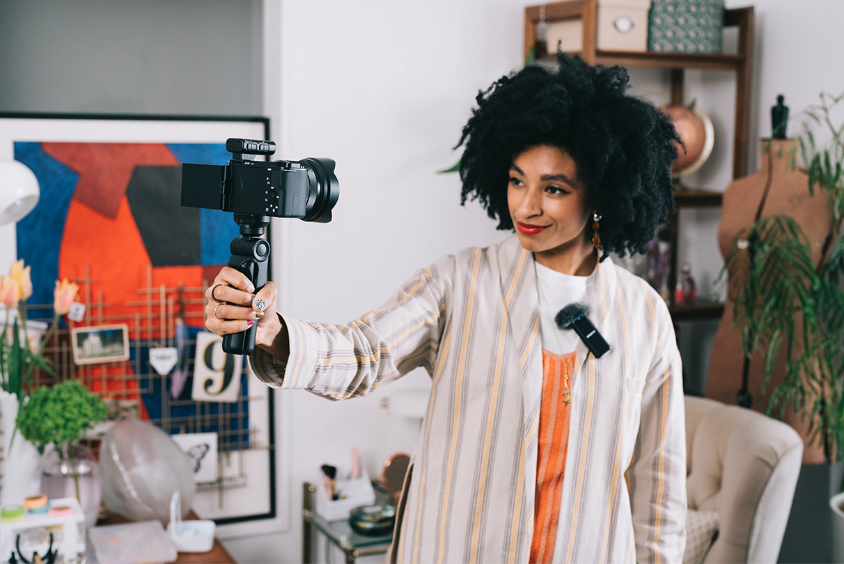 Priešingai nei įprastai analogiškai perduodant garsą, nereikės jaudintis dėl laido signalo trikdžių. Suporuokite „ZV-E10“ su bet kuriuo „Sony“ skaitmeninio garso sąsają per MI jungtį palaikančiu mikrofonu ir gausite aiškų, skaitmeninį garsą su mažai triukšmo. Arba galite gauti dar geresnį garsą prijungę savo mėgiamą mikrofoną prie fotoaparato mikrofono lizdo.