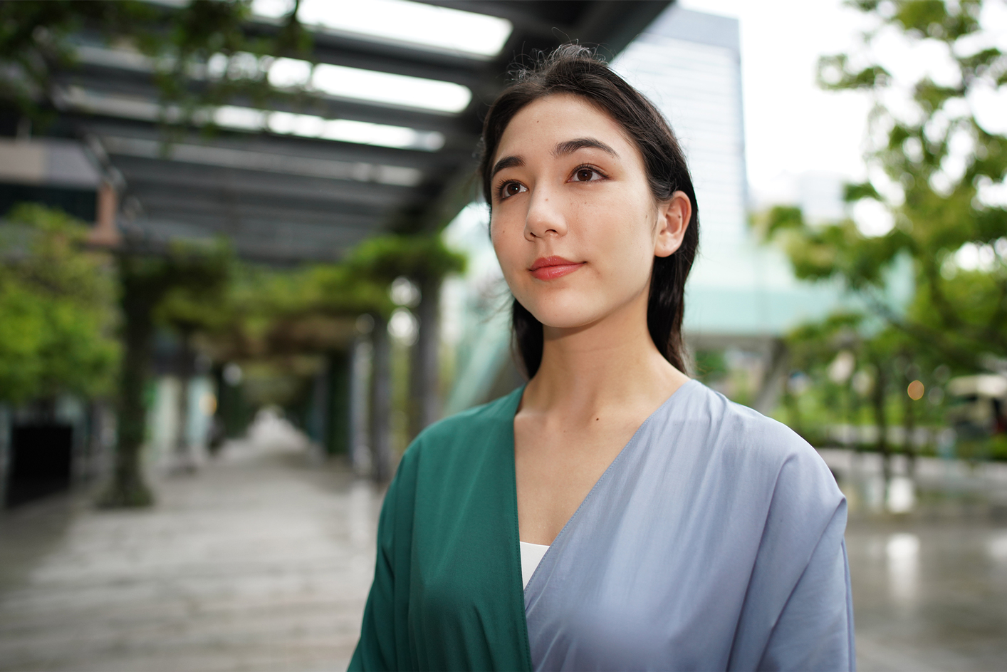 Pavyzdinis vaizdas – lauke esančios moters portretas