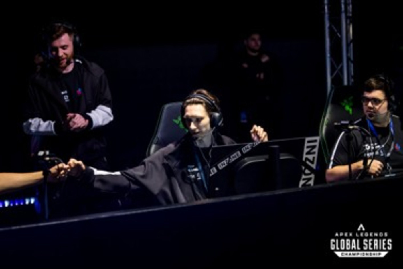 Žaidėjas, kumščiu sveikinantis kitą žaidėją