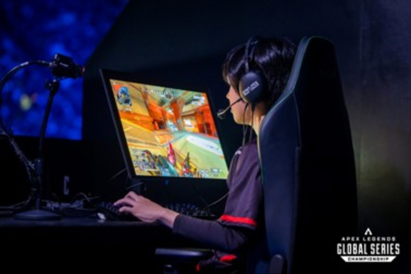 Žaidėjas, mačo dieną naudojantis žaidimų monitorių INZONE M10S ir žaidimų ausines INZONE H9 II