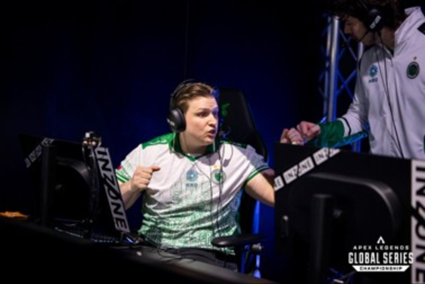 Žaidėjas, dėvintis žaidimų ausines INZONE H9 II ir priešais žaidimų monitorių INZONE M10S bendraujantis su kitu žaidėju