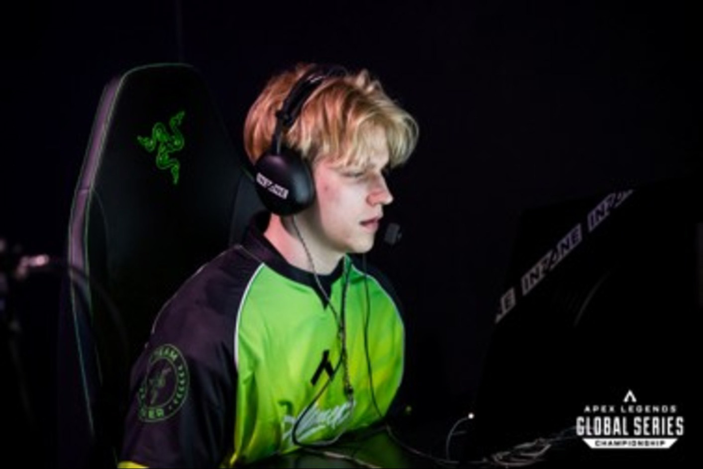 Žaidėjas, dėvintis žaidimų ausines INZONE H9 II ir žaidžiantis per žaidimų monitorių INZONE M10S