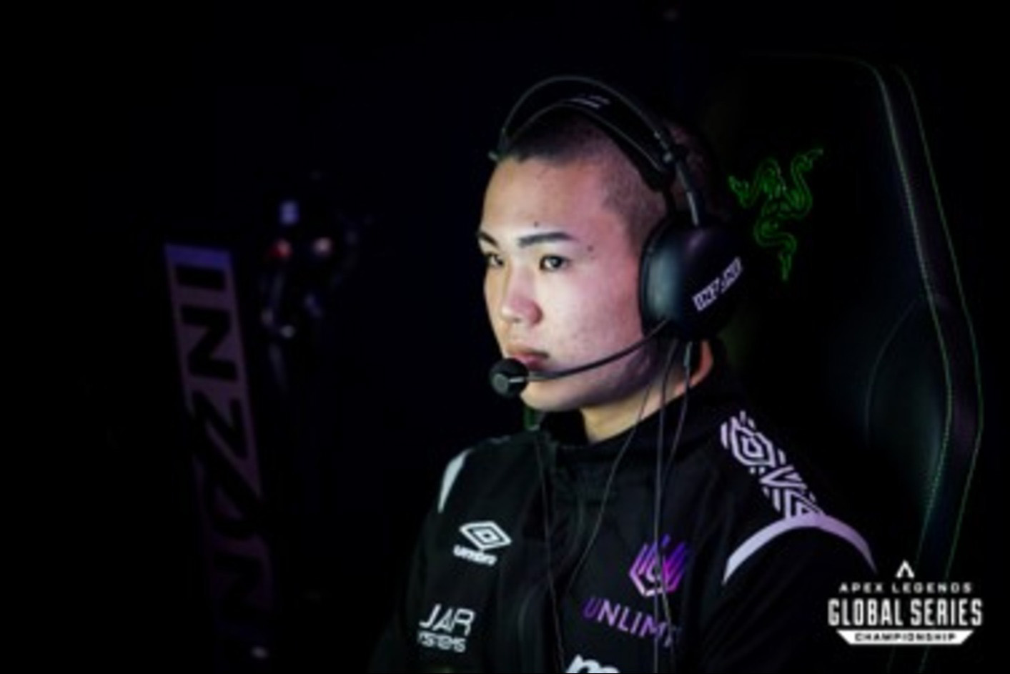 Žaidėjas, dėvintis žaidimų ausines INZONE H9 II